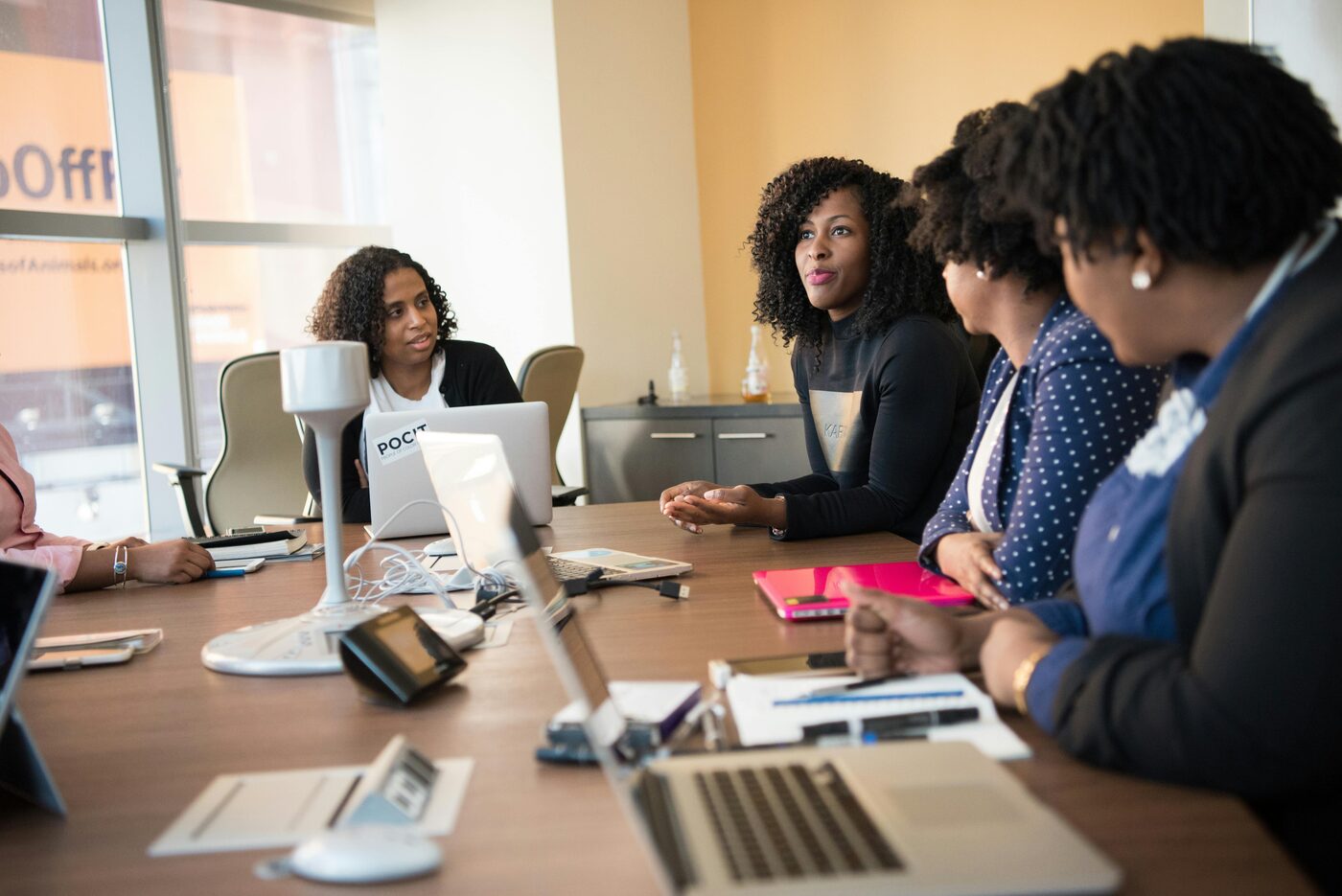 Equipo de consultoría analizando estrategia AWS