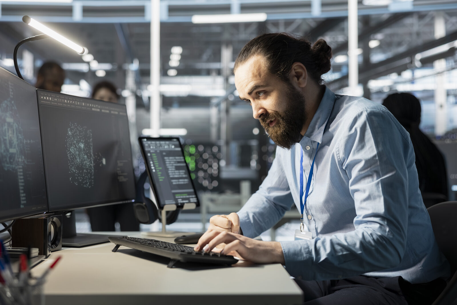 Ingeniero AWS analizando dashboards de datos